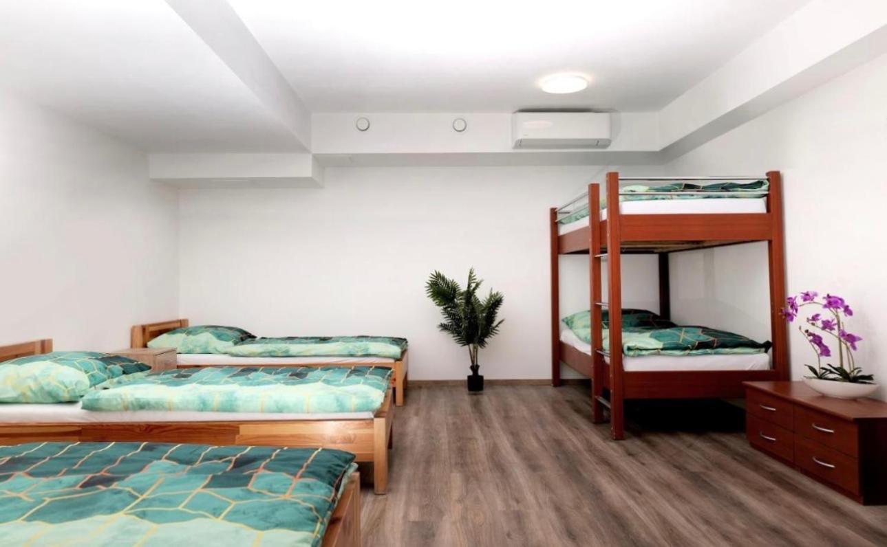 Hostel Old Town บราติสลาวา ภายนอก รูปภาพ
