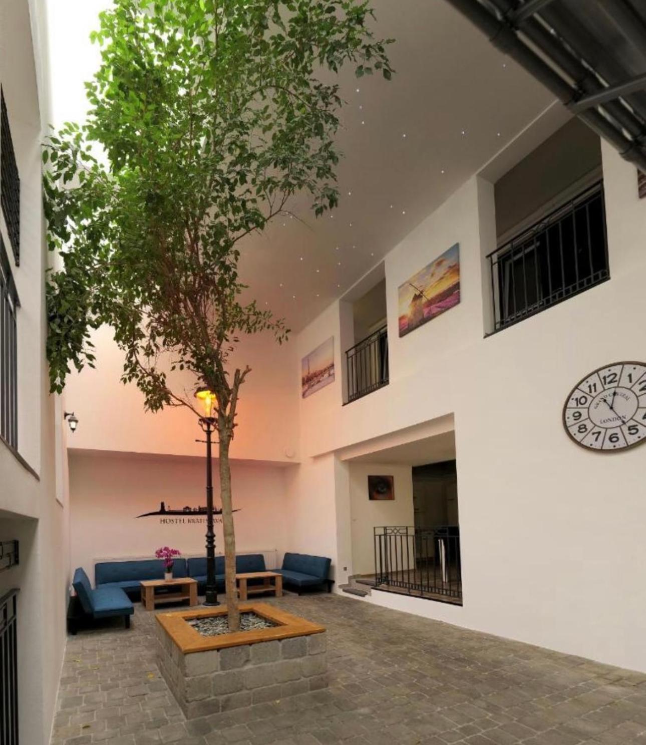 Hostel Old Town บราติสลาวา ภายนอก รูปภาพ